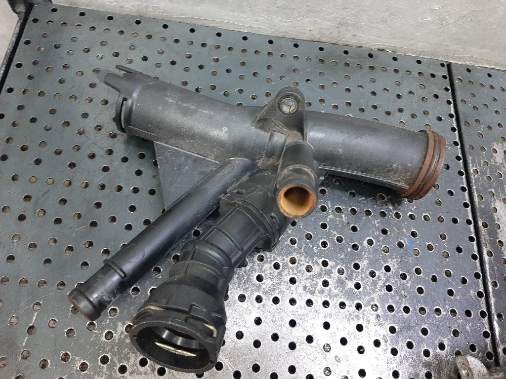 Corp termostat 1.6 tdi cxx audi a3 vw golf 7 seat leon 04l121071e