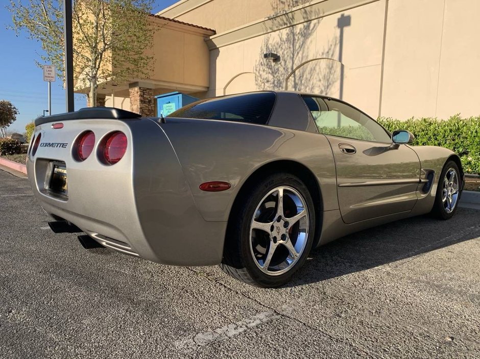 Corvette de 650 CP la pret de Dacie