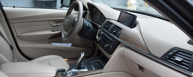 Costa cu 500 de euro mai putin decat cea mai ieftina Dacia Logan, insa ofera de doua ori mai multa putere. In plus, beneficiaza de tapiterie din piele bej, scaune cu memorie si Head-Up Display