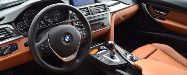 Costa cu 600 de euro mai putin decat cea mai ieftina Dacia Logan, insa ofera de doua ori mai multa putere. In plus, beneficiaza de tapiterie din piele maro, scaune incalzite si navigatie cu ecran mare