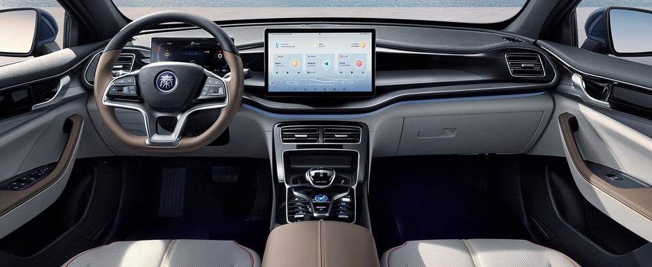 Costa cu peste 3.300 de euro mai putin decat cea mai ieftina Dacia Logan, insa ofera de aproape doua ori mai multa putere. In plus, ceasurile de bord digitale, tapiteria din piele si display-ul central cu diagonala de 10.1 inch sunt oferite in standard Costa cu peste 3.300 de euro mai putin decat cea mai ieftina Dacia Logan, insa ofera de aproape doua ori mai multa putere. In plus, ceasurile de bord digitale, tapiteria din piele si display-ul central cu diagonala de 10.1 inch sunt oferite in standard