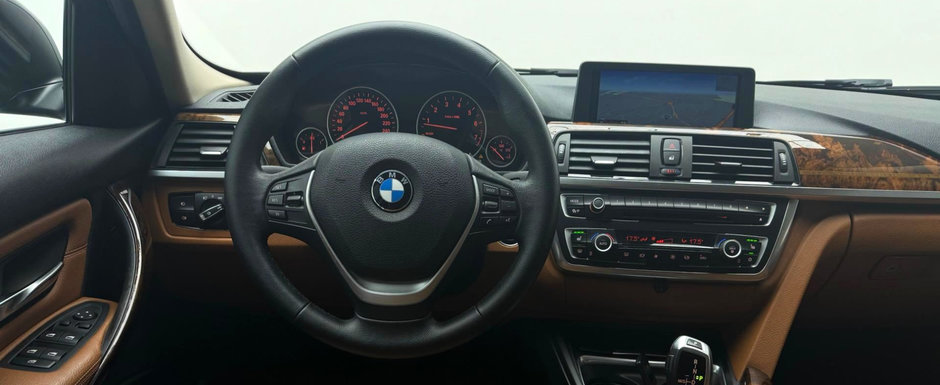 Costa cu peste 300 de euro mai putin decat cea mai ieftina Dacia Logan, insa ofera de aproape trei ori mai multa putere. In plus, se bucura de faruri cu bi-xenon, tapiterie din piele maro si scaune incalzite Costa cu peste 300 de euro mai putin decat cea mai ieftina Dacia Logan, insa ofera de aproape trei ori mai multa putere. In plus, se bucura de faruri cu bi-xenon, tapiterie din piele maro si scaune incalzite