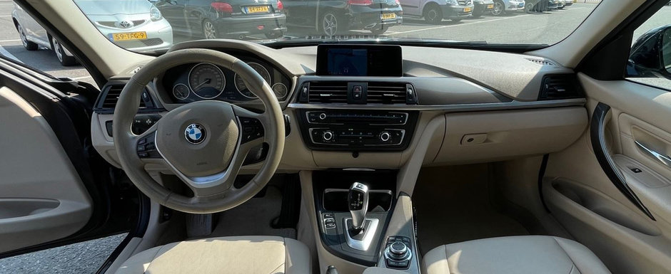 Costa cu peste 500 de euro mai putin decat cea mai ieftina Dacia Logan, insa ofera de doua ori mai multa putere. In plus, vine cu tapiterie din piele bej, scaune incalzite si navigatie cu ecran mare Costa cu peste 500 de euro mai putin decat cea mai ieftina Dacia Logan, insa ofera de doua ori mai multa putere. In plus, vine cu tapiterie din piele bej, scaune incalzite si navigatie cu ecran mare