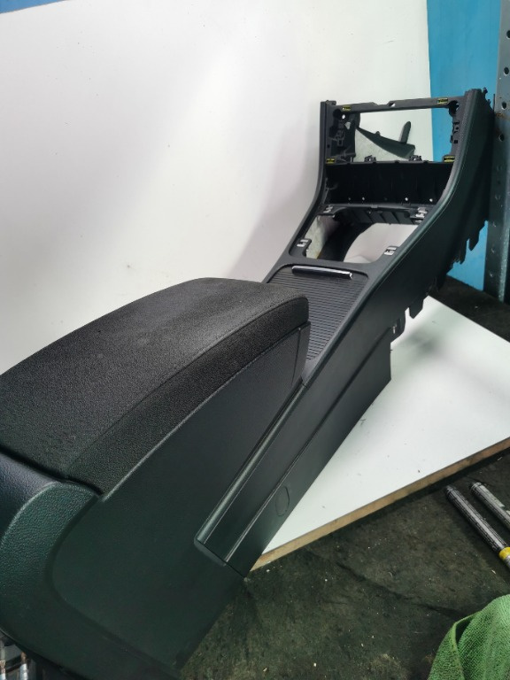 Cotiera VW Passat B6 neagra consola centrala suport pahare