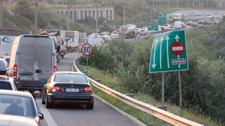 Cozile de pe autostrada, o amintire? Taxa de la podul Fetesti, platita prin SMS