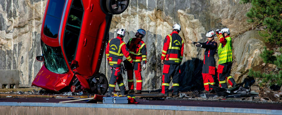 Crash test extrem, marca Volvo. Suedezii au aruncat in repetate randuri mai multe modele noi de la 30 m inaltime