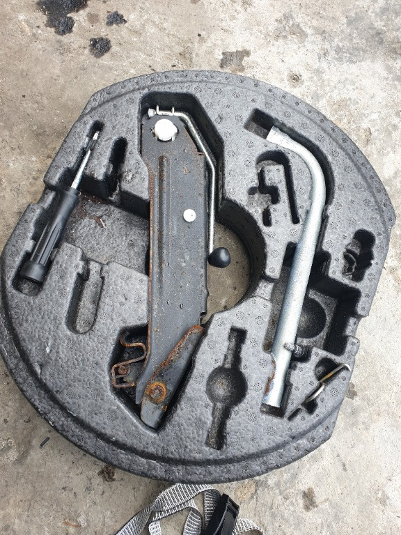 Cric cu Cheie Roti Vw Golf 6