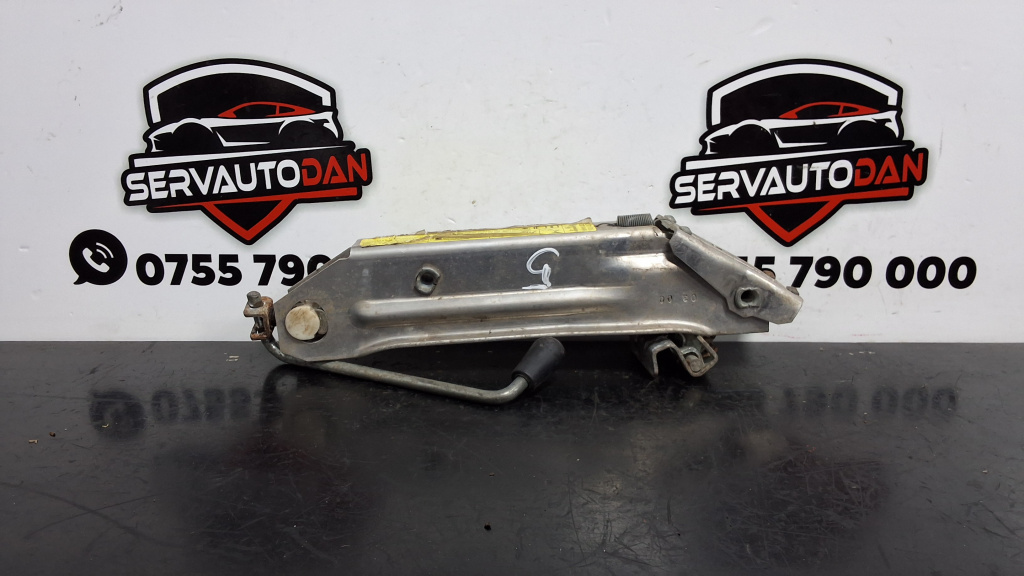 Cric Volkswagen Golf 5 (2004-2009) 2.0 Motorina 2008, 8L0011031A