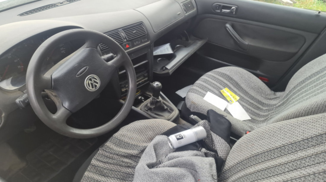 Cric Volkswagen VW Golf 4 [1997 - 2006] Hatchback 5-usi 1.6 MT (105 hp)