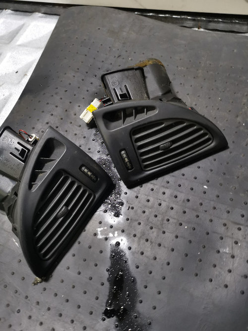 CT1042 SET 2 GRILE AERISIRE BORD CU LUMINI CITROEN C5 2000......2006 1 963261657A 963261667A