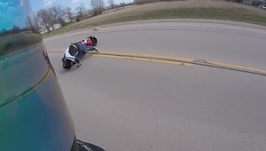 Cu ce se confrunta zilnic romanii: un caine produce un accident in randul unor motociclisti, undeva in America