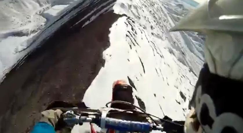 Cu motocicleta pe crestele muntilor: nebunie sau adrenalina pura? Cu motocicleta pe crestele muntilor: nebunie sau adrenalina pura?