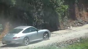 Cu Porsche-le 911 in off-road 2