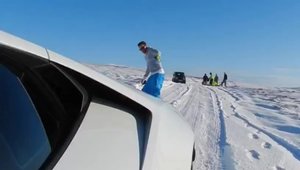 Cu snowboardul tras de un Lamborghini Huracan: asta da distractie!