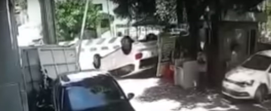 Culmea prostiei: sa te rastorni cu masina in curtea dealer-ului, imediat dupa ce ai cumparat-o Culmea prostiei: sa te rastorni cu masina in curtea dealer-ului, imediat dupa ce ai cumparat-o