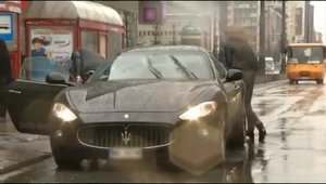 Culmea prostiei: Sa-ti 'rupa' autobuzul usa de la Maserati