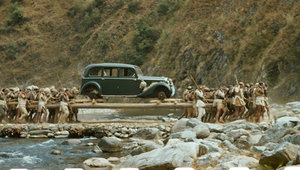 Cum a fost transportat de oameni un Mercedes cadou de la Hitler in Nepal, tara fara drumuri si sosele