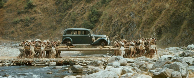 Cum a fost transportat de oameni un Mercedes cadou de la Hitler in Nepal, tara fara drumuri si sosele