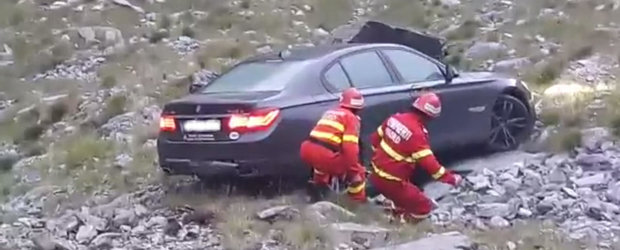 Cum a ramas un sofer de 28 ani fara BMW. I-a cazut masina in rapa dupa ce a uitat sa actioneze frana de mana. VIDEO