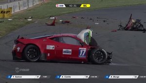 Cum a scapat teafar pilotul acestui Ferrari 458 GT3 in urma acestui accident ramane un mister...