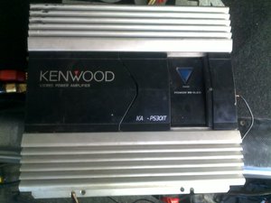 cum alimentez amplificatorul kenwood kac-ps301t?