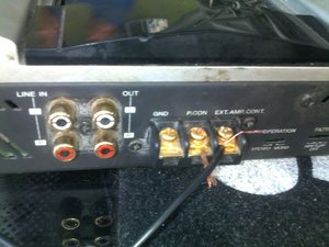 cum alimentez amplificatorul kenwood kac-ps301t?