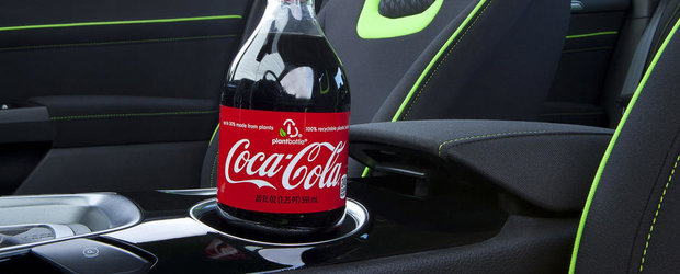 Cum arata masina cu interiorul facut din sticle de Coca Cola