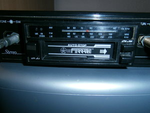 Cum conectez un radio cd auto la o sursa de pc?