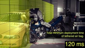 Cum functioneaza vesta cu airbag Dainese pentru motociclisti