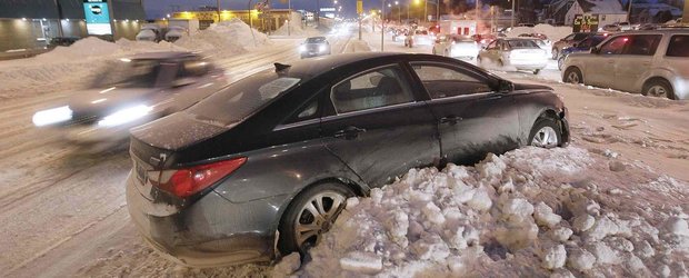 Cum sa abordam o strada inghetata aflata in rampa, fara sa ne facem de ras?