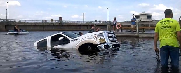 Cum sa arunci la gunoi o camioneta noua Ford din cauza ca ai uitat sa tragi frana