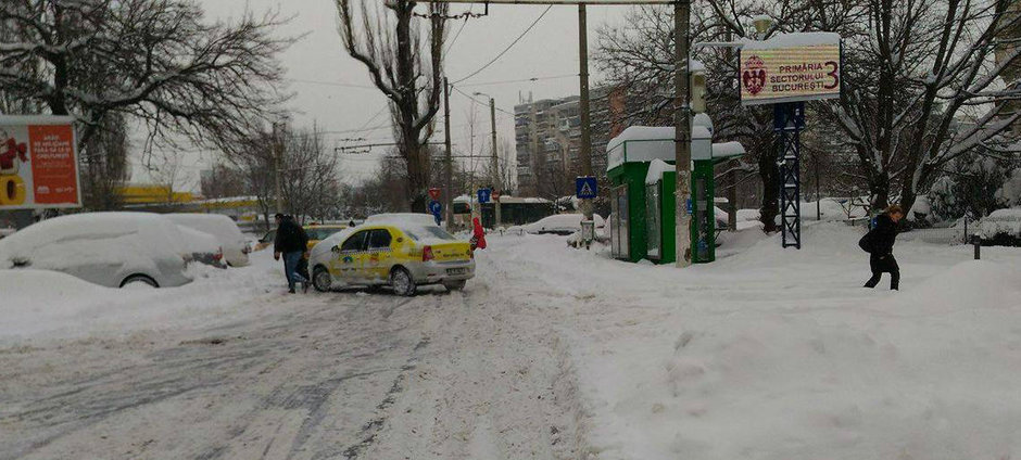 Cum sa circulam cu masina in orasul inzapezit cand autoritatile sunt luate prin surprindere