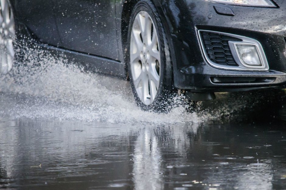 Cum sa conduci masina la drum intins pe ploaie si sa supravietuiesti