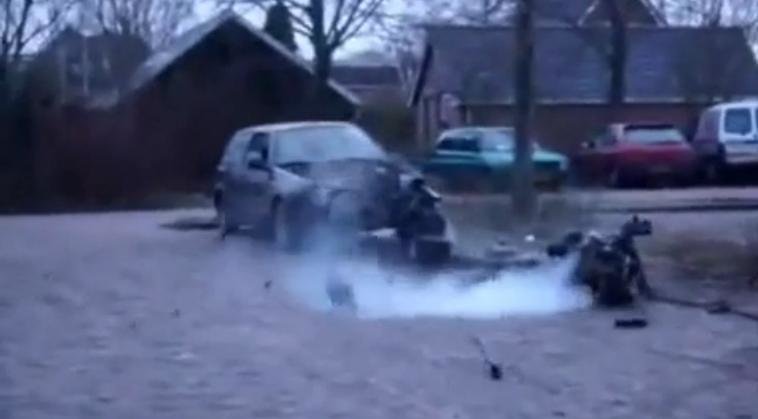 Cum sa demontezi motorul de pe masina ta in doar 3 secunde! Cum sa demontezi motorul de pe masina ta in doar 3 secunde!