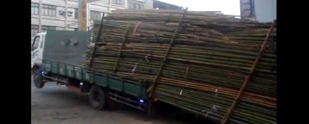 Cum sa descarci un camion plin de bambus in 3 secunde