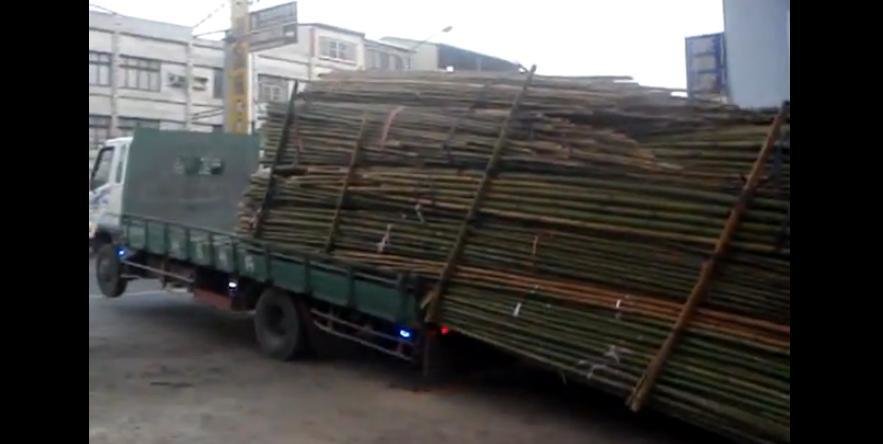 Cum sa descarci un camion plin de bambus in 3 secunde Cum sa descarci un camion plin de bambus in 3 secunde