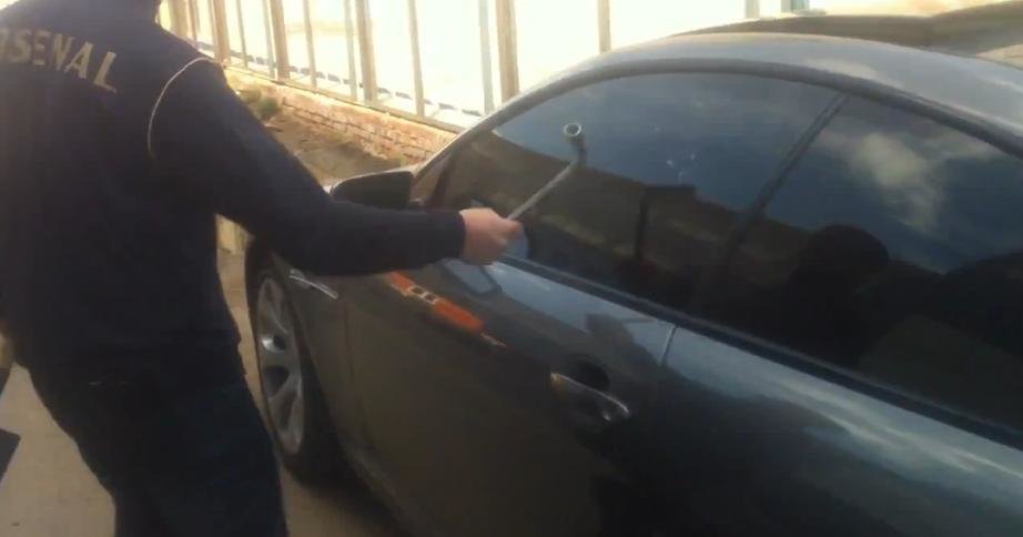Cum sa deschizi un BMW cand ai uitat cheile incuiate in interior Cum sa deschizi un BMW cand ai uitat cheile incuiate in interior