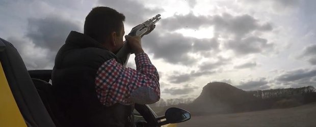 Cum sa imbini pasiunea pentru arme si masini rapide: tir la talere dintr-un Ferrari