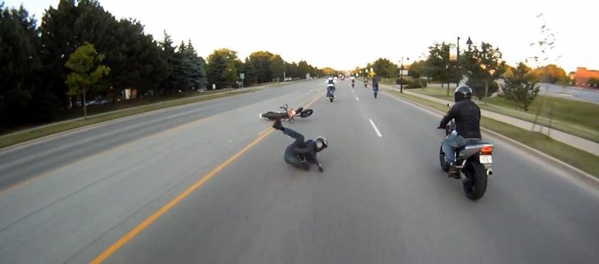 Cum sa nu faci un wheelie in grup: risti sa dai cu fundul de asfalt... Cum sa nu faci un wheelie in grup: risti sa dai cu fundul de asfalt...