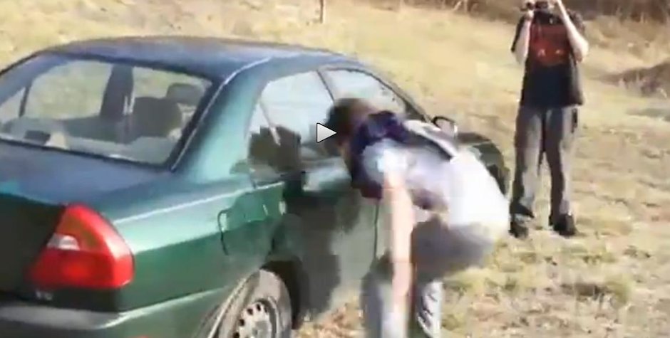 Cum sa NU spargi geamul masinii cu teasta. Video dureros! Cum sa NU spargi geamul masinii cu teasta. Video dureros!