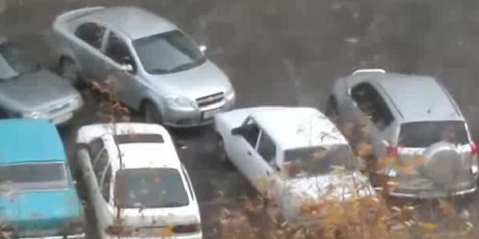 Cum sa-ti scoti masina din parcare cand esti blocat. Russian style. Cum sa-ti scoti masina din parcare cand esti blocat. Russian style.