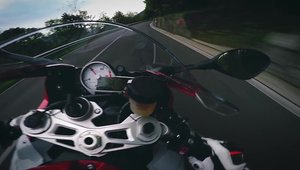 Cum se conduce o motocicleta BMW S1000RR ca pe circuit, pe drumurile publice