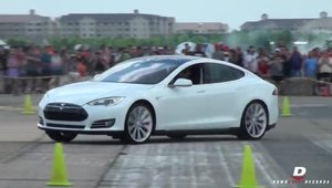 Cum se descurca noua Tesla P85D intr-o cursa de slalom?