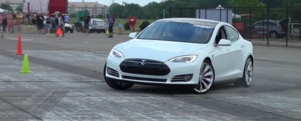 Cum se descurca noua Tesla P85D intr-o cursa de slalom?