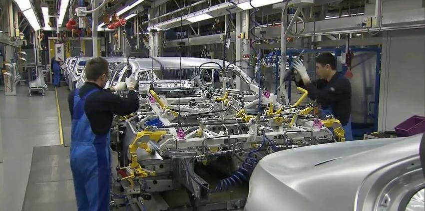 Cum se fabrica un BMW: roboti, tehnologie si cativa oameni