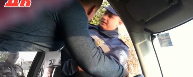 Cum se fofileaza un politist din Ucraina prins cu spaga in mana