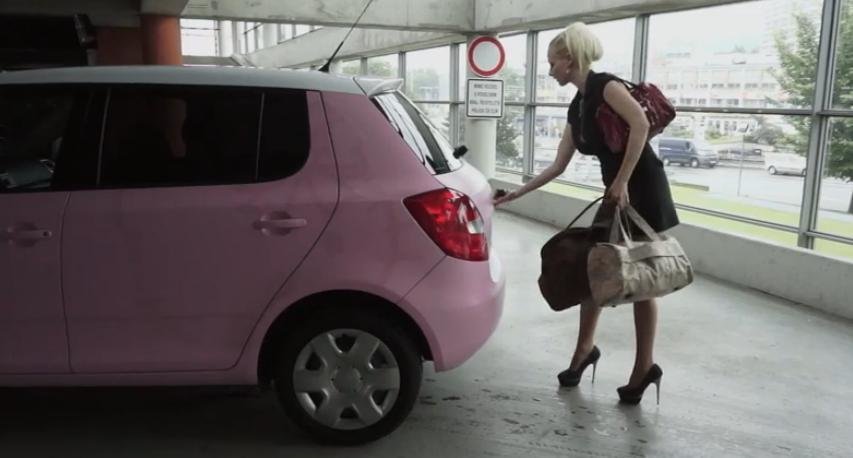 Cum se infoliaza o Skoda Fabia in roz mat, cu tematica Hello Kitty