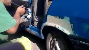 Cum se vopseste o Dacie cu... gura
