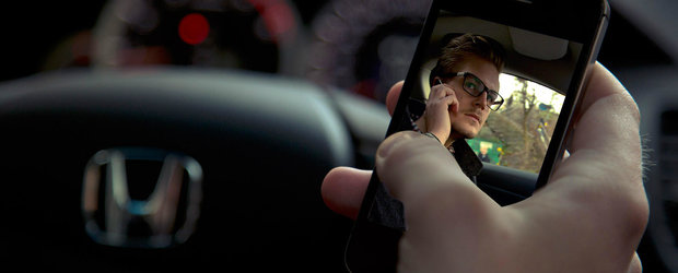 Cum sunt romanii la volan: 17% isi fac selfie-uri si 18% flirteaza