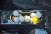 Curiozitatea Zilei: Cate mingi de ping-pong incat intr-un Ford Escape